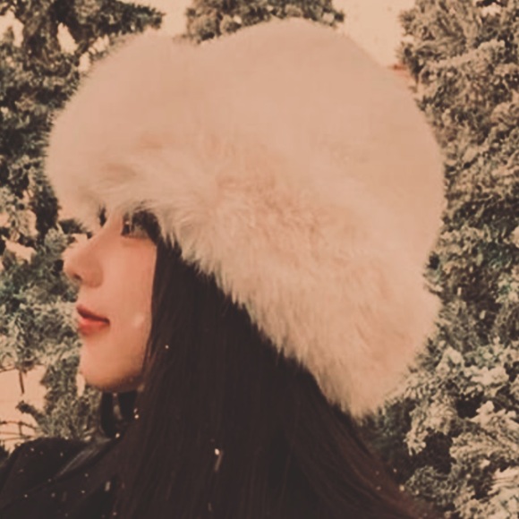 BRAND NEW Women's Winter Light Beige  Plush Bucket Hat, - Picture 2 of 2